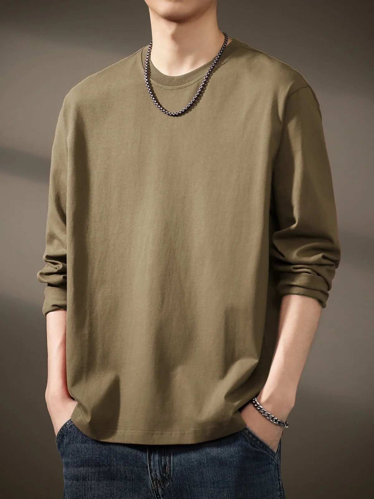 メンズ ロングtシャツ おすすめブランドとしての貴色コットン長袖Tシャツの実用性と着こなし