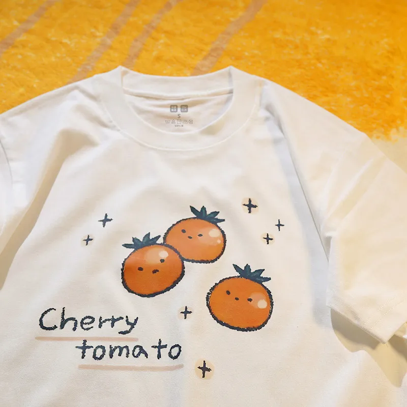 トマトデザインのホワイトTシャツ：カジュアルシーンで実用性とデザイン性を両立
