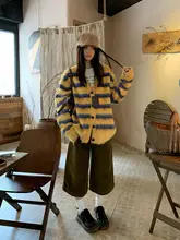 春にぴったり！グレーの花柄プリントラウンドネック長袖Tシャツ【体にフィットするデザイン】