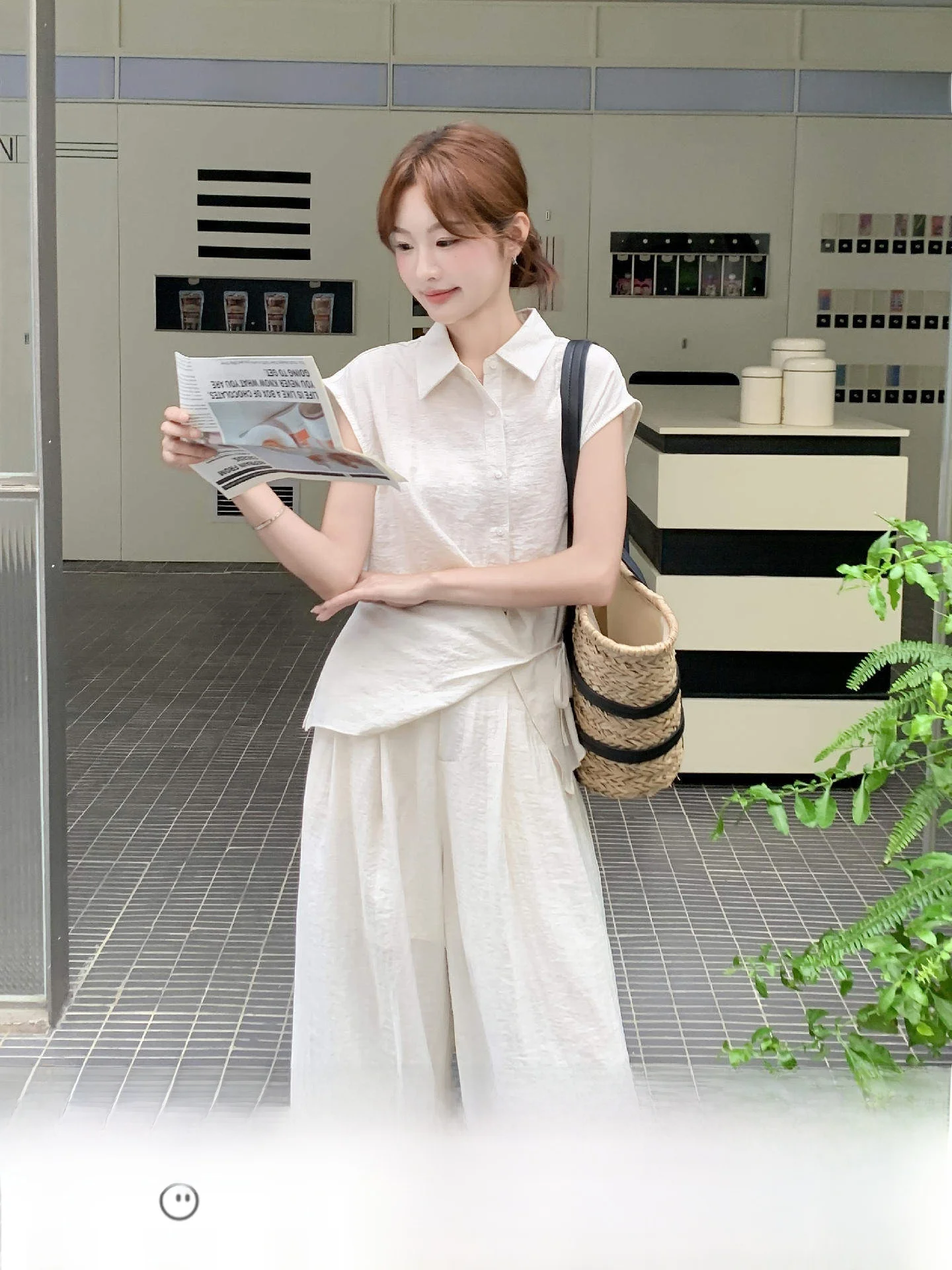 ベージュパンツと白シャツの組み合わせで失敗しない着こなしは？
