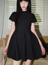 Avenement レディース 半袖ニットワンピース【ウエスト絞り・Aライン・フレアデザイン・シンプルな黒】