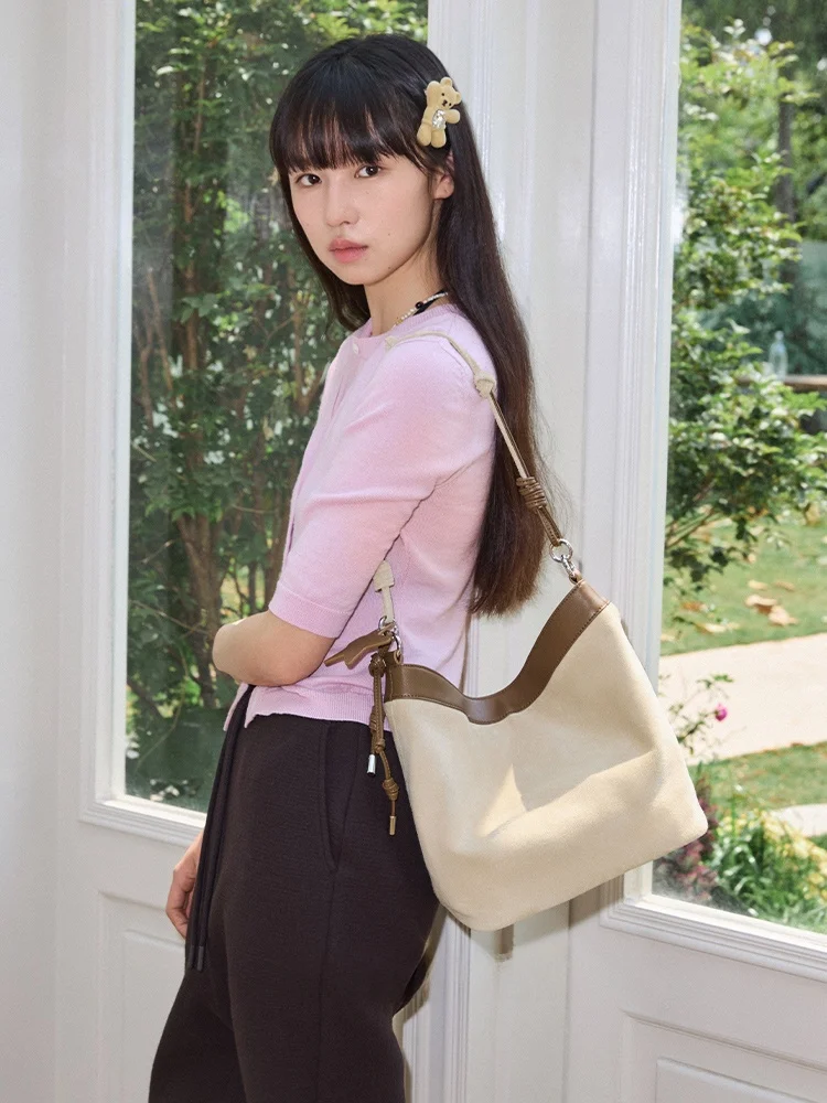 どんな服にも合うショルダーバッグを選ぶなら、ベージュとグリーンのどちらがおすすめ？