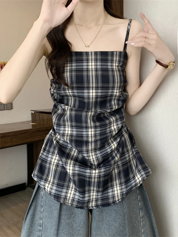 高級感あふれるチェック柄ノースリーブタンクトップ：夏のコーデに最適なデザインとフィット感