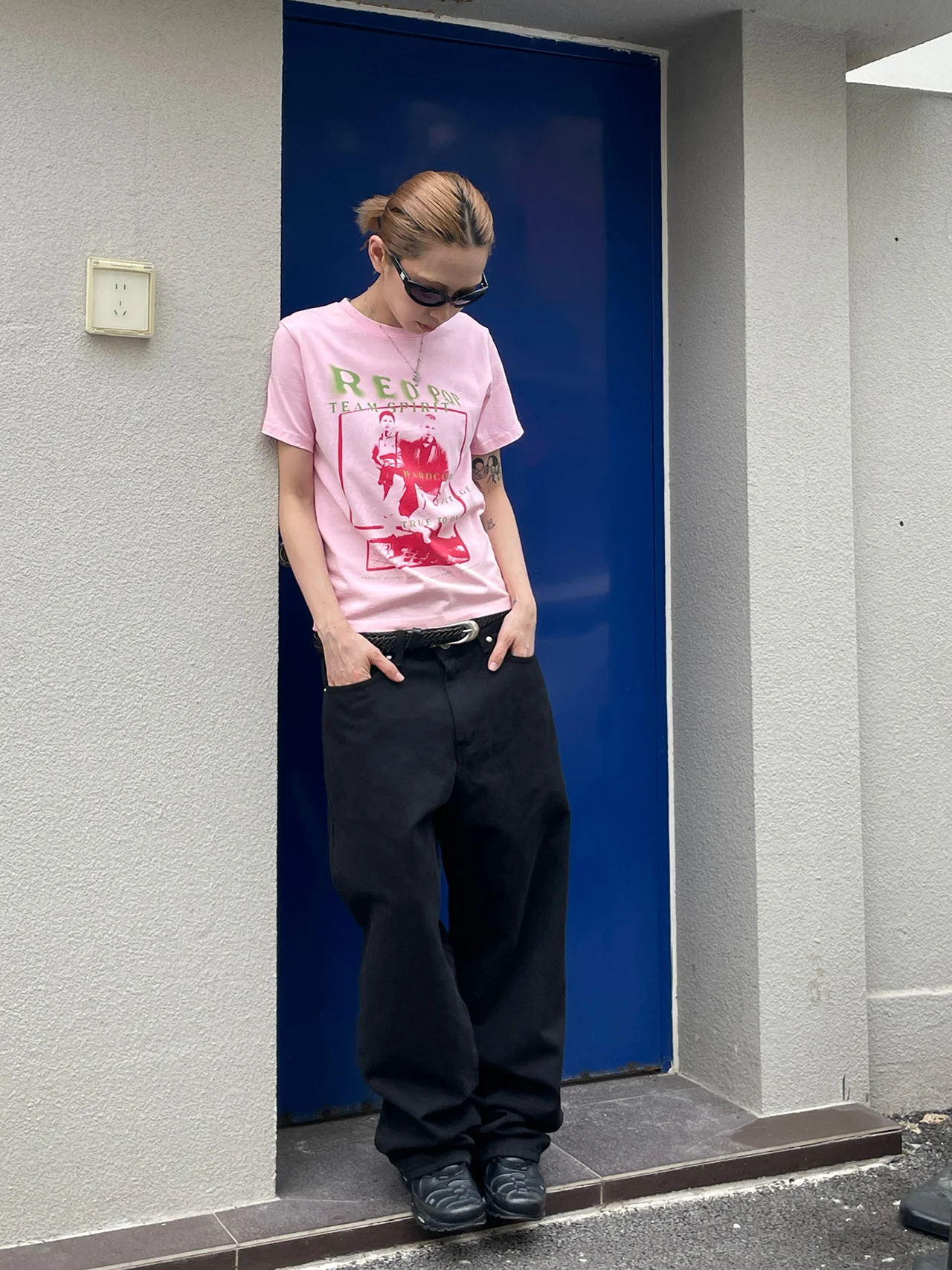 レトロキャラクター柄ウォッシュド加工半袖Tシャツ：夏の日常着に最適なデザインと素材のバランス