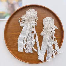 可愛らしいフラワーレースブローチ【ホワイトコットンリネン・ハンドメイド】