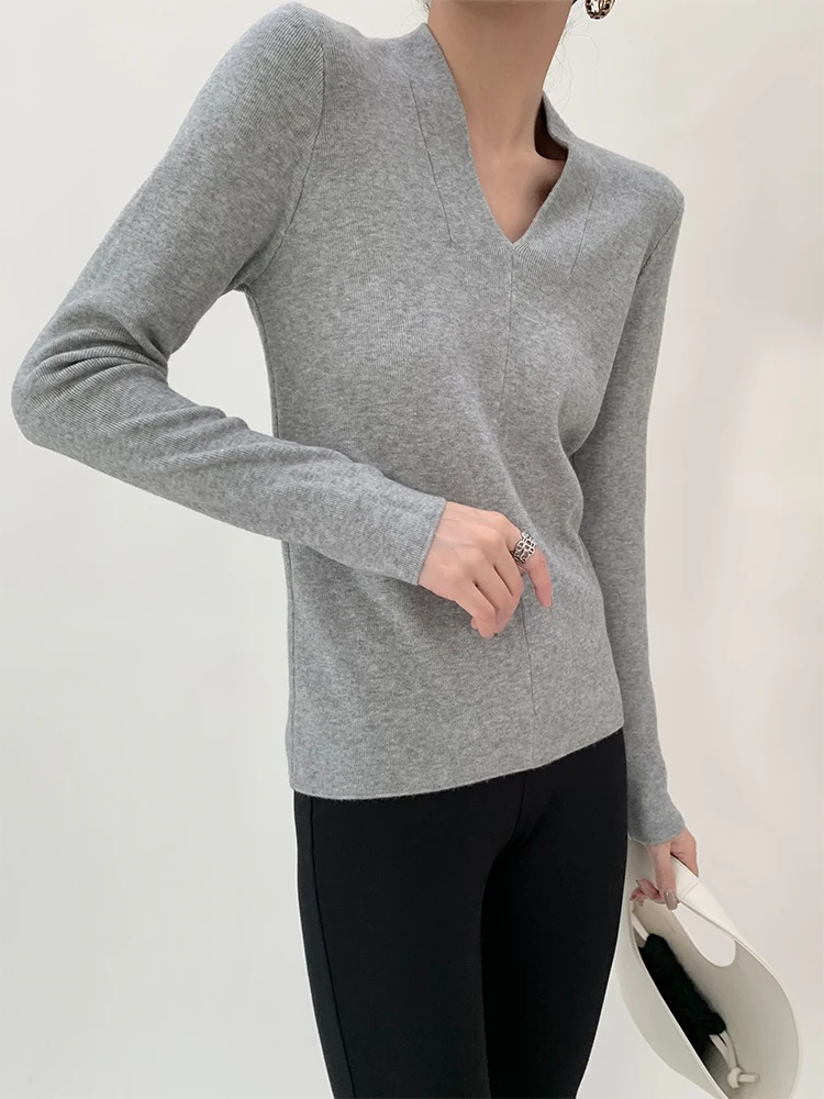 大人可愛い服 40代コーデ | Vネックボトムシャツで実現する自然な大人の可愛さ