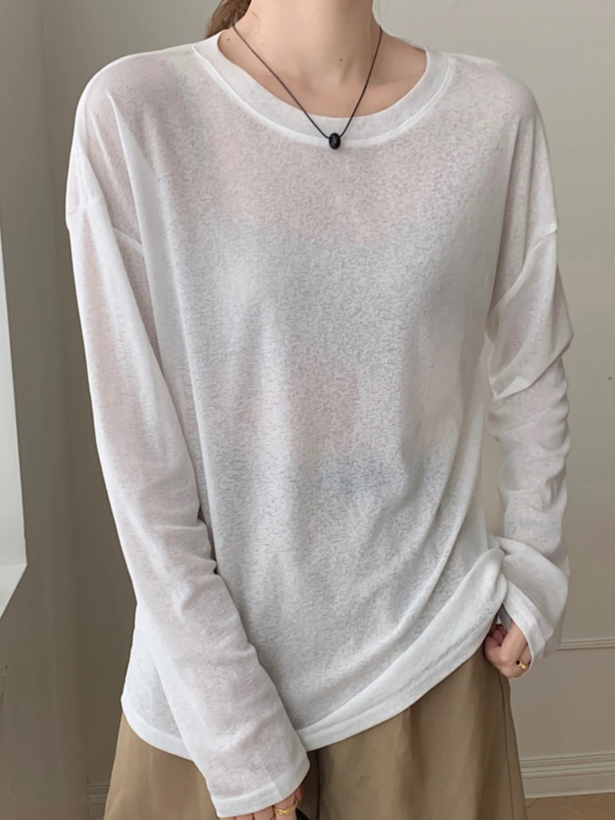 黒い服で日焼けを防ぐための実用的なシャツ選定：黒のラウンドネック長袖日焼け防止シャツ