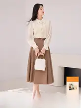 米色の長袖シャツ【重ね着対応・ニットキャミソール付き・女性用】（セットアップ対応）