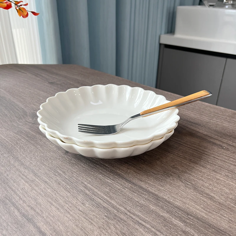 家庭用花柄プレート：上品なデザインでレストランやホテルに最適な陶器製小皿