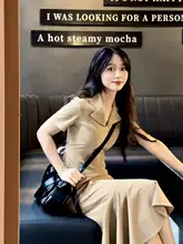 レトロデザインのスーツカラー ワンピース【カーキ・ウエスト絞り・フレアスカート】