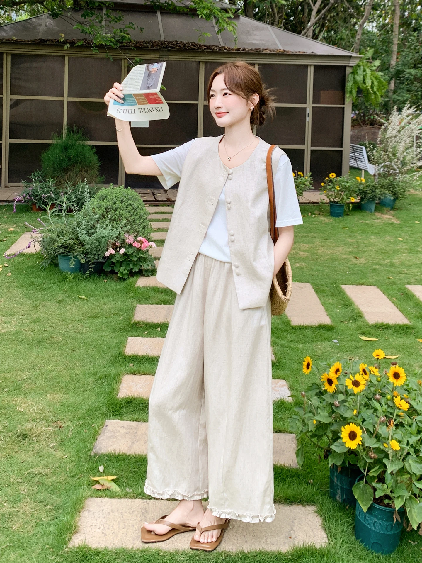 夏のナチュラルコーデに最適なシンプルベスト・白Tシャツ・ワイドパンツセット