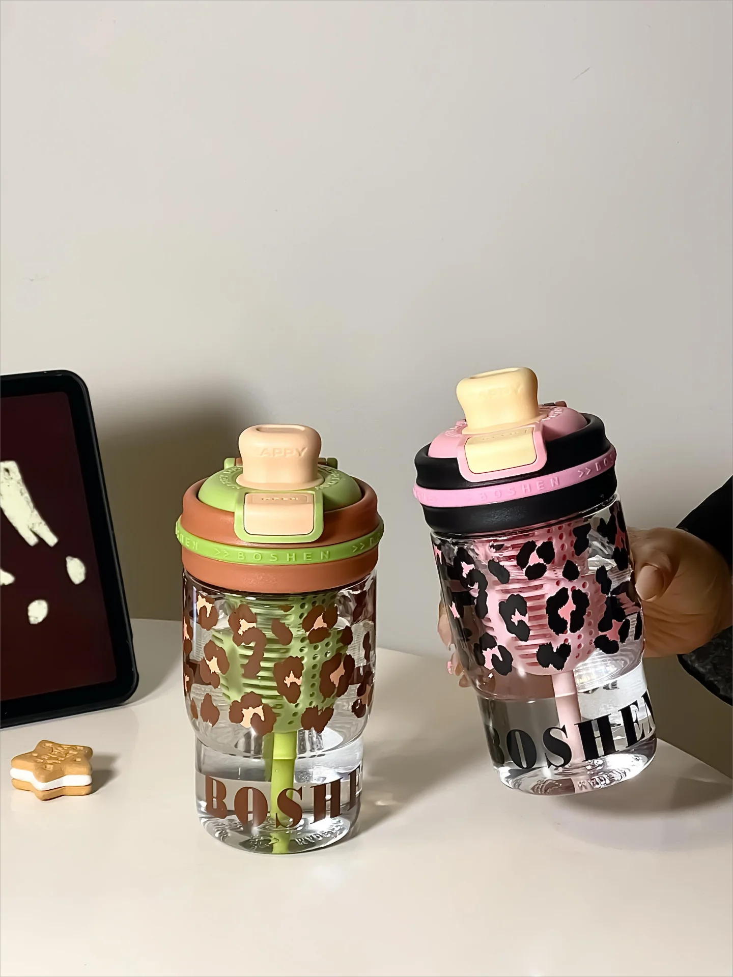 トライタン製ストロー付き水  筒：600mlのデザイン性と洗いやすさを実証