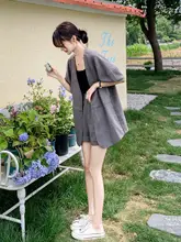 灰色Vネックジャケットとショートパンツのコーディネート【カジュアル・スタイル】（セットアップ対応）