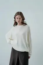 白色のラウンドネックニットセーター【冬用・フィット・ふんわりウール・バルーンスリーブ】