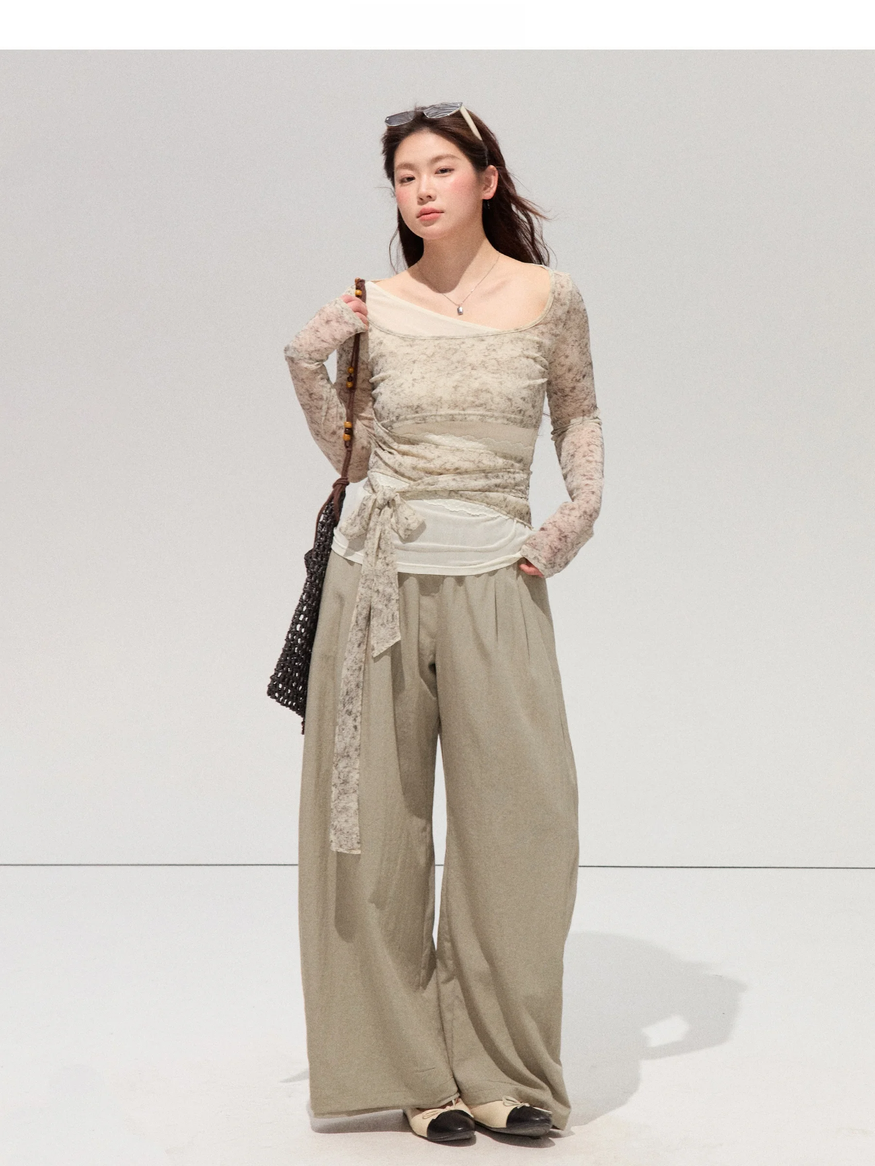 ハーネス付き服とは？デザイン性のあるバインドトップスとドレープパンツの実用性と着用法