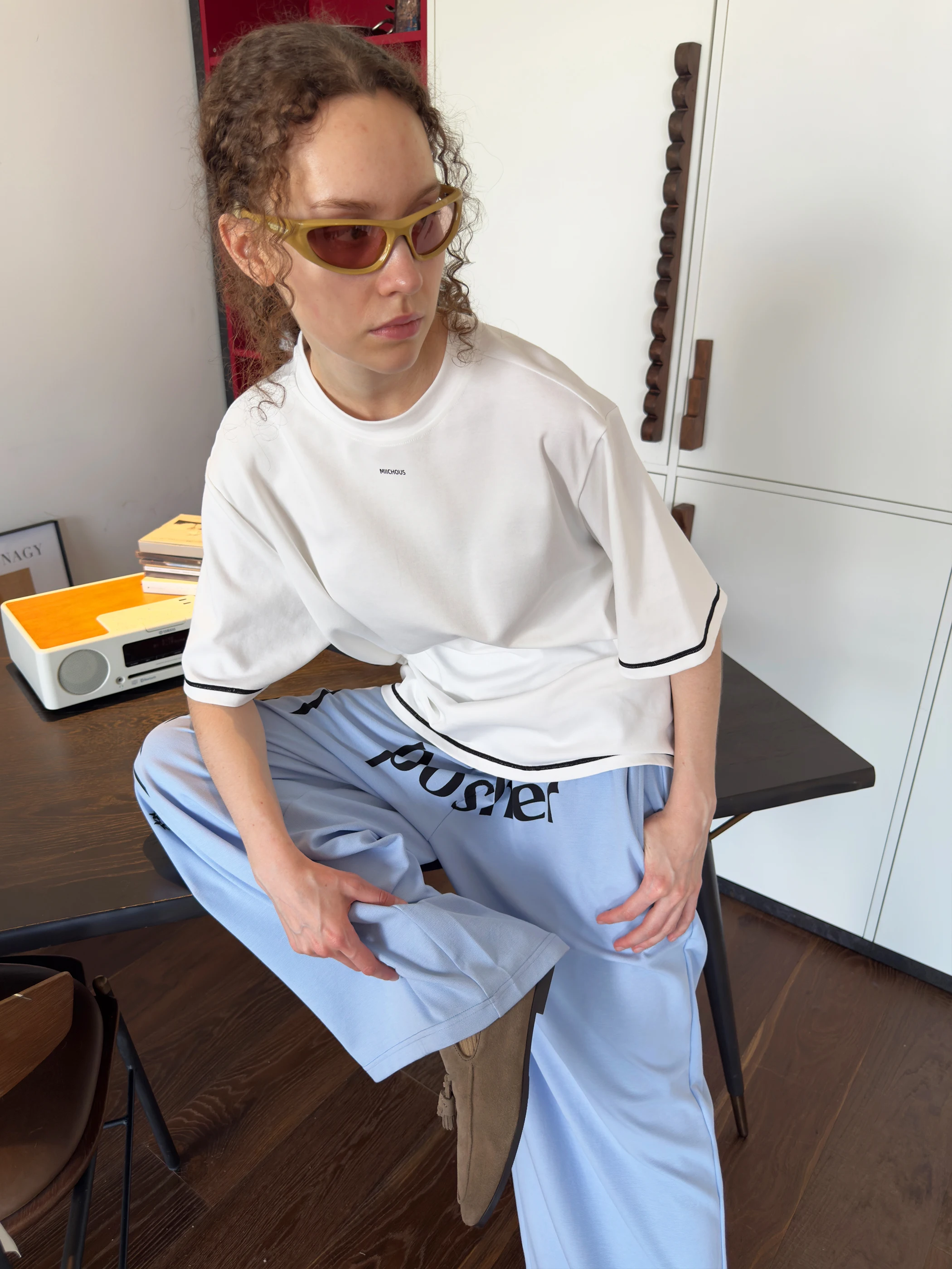 クルーネックTシャツを選ぶときに迷うのは、どんな素材とデザインか？