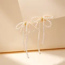 蝶モチーフのパールシルバーイヤリング【個性的・高級感・軽やかなデザイン】