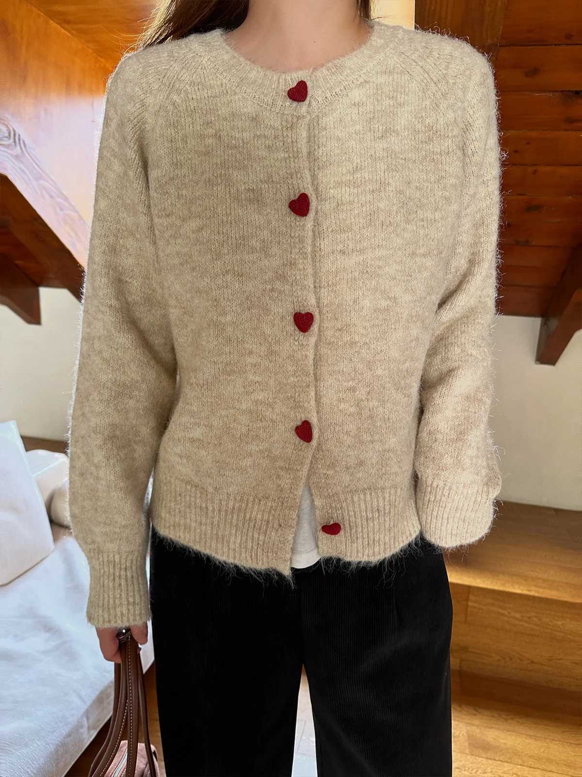 大人可愛い服 40代コーデの完全ガイド｜ハートボタンニットの選び方と着こなし