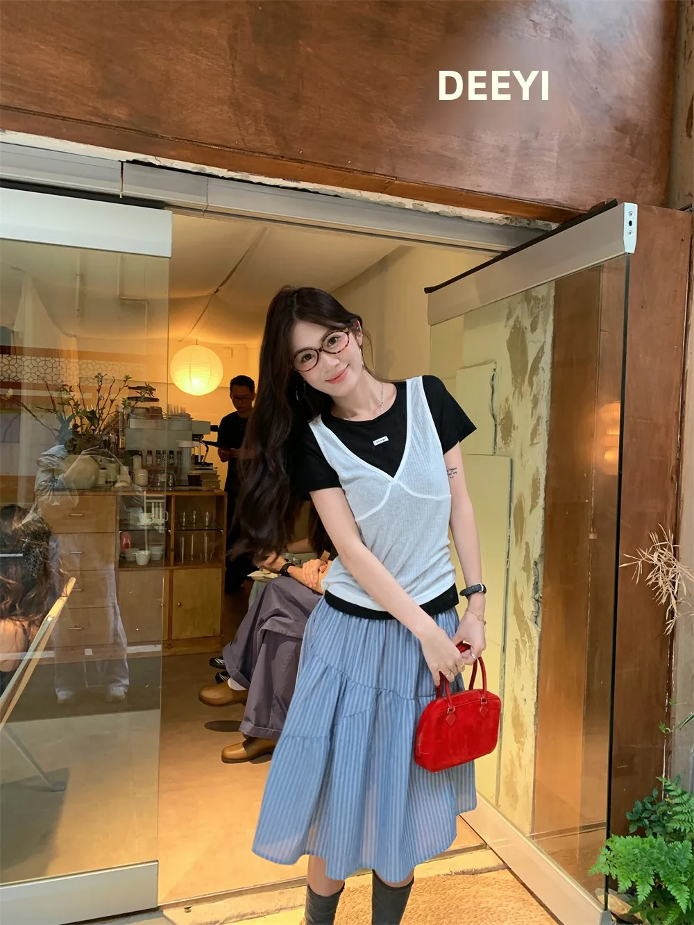 20代後半の女性が今、選ぶべき夏のコーデは？カラーブロックのTシャツとストライプスカートの三件セットが答え
