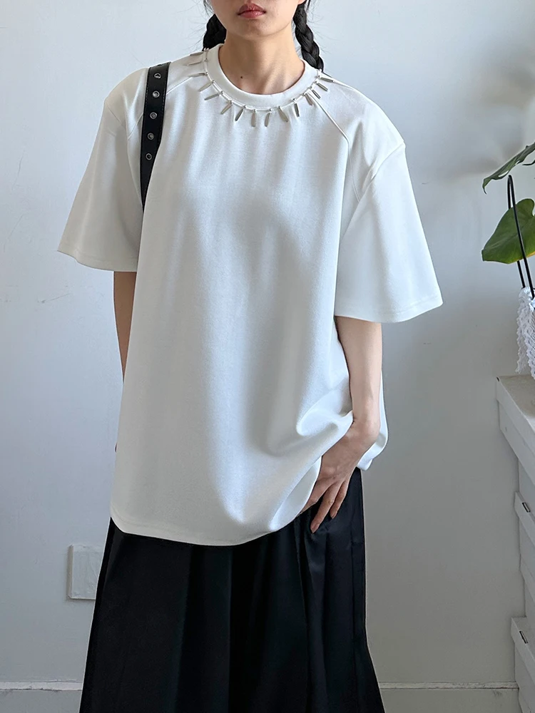 金属装飾付きクルーネックTシャツ：tシャツをハンガーにかけるための最適なデザインと実用性