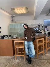 厚手のウール混中短丈キルティングコートとプリーツスカートのセットアップ対応