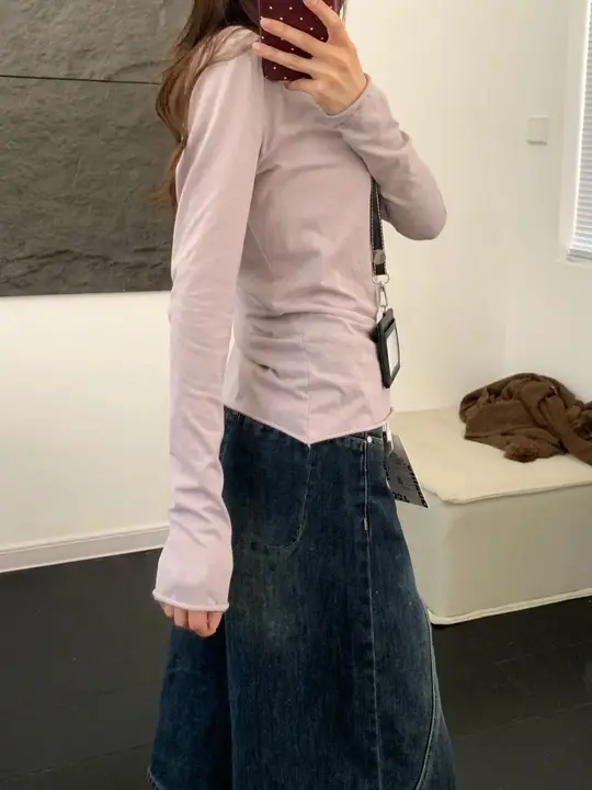 淡い紫色のボディフィットTシャツ【薄手・ロールカラーデザイン・袖口ロールアップ・春秋用・日焼け防止】