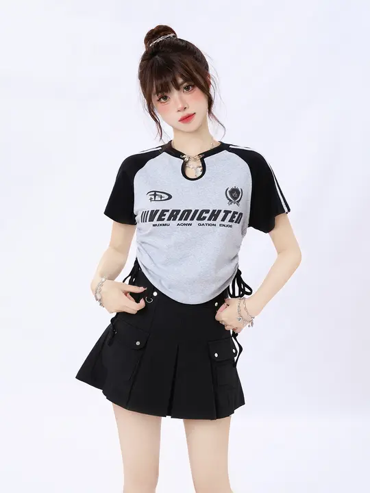 ミニマルデザインのバイク風ショートTシャツ【女性用・夏用・スリムフィット・クールなバックルデザイン】（セットアップ対応）