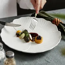 美しいデザイン！白瓷製の陶器平皿【サラダ皿・ステーキ皿・高級感】
