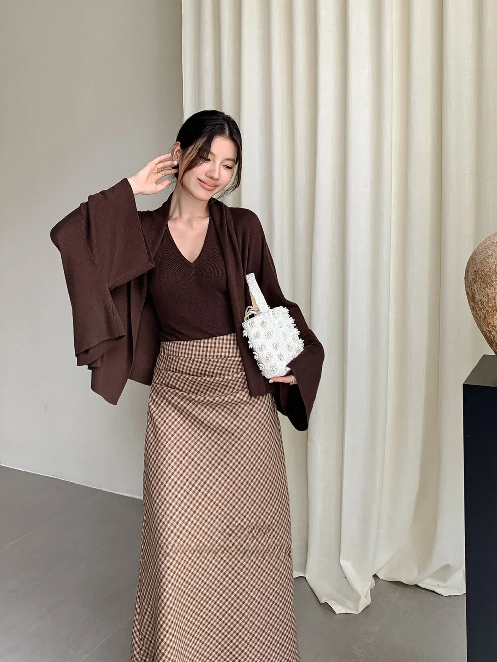 カーディガンの首元にかけるもの、本当に必要なの？