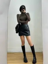 極上の柔らかさのハイネックタイトフィット長袖Tシャツ【胸元のドレープデザイン・女性用】