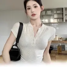 極上の柔らかさ Vネック短袖Tシャツ【シンプルデザイン・女性用・ホワイトボタン装飾】