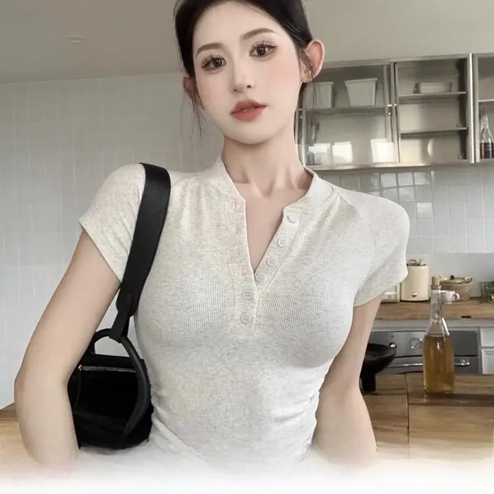 極上の柔らかさ Vネック短袖Tシャツ【シンプルデザイン・女性用・ホワイトボタン装飾】