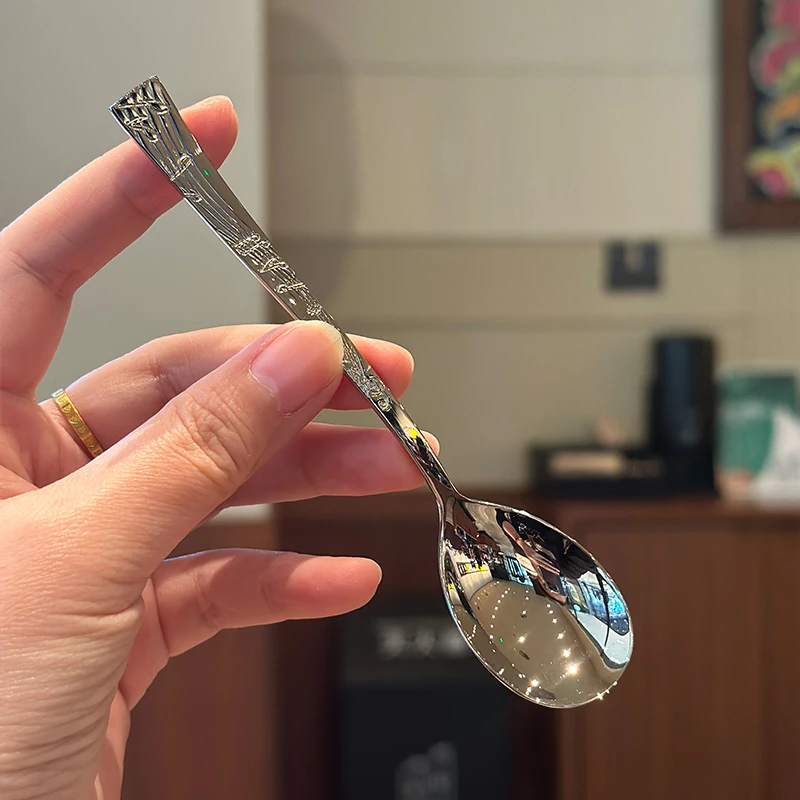 アイスクリーム用スプーン：クリエイティブデザインのステンレスミニスプーンがカフェシーンで実用性を発揮
