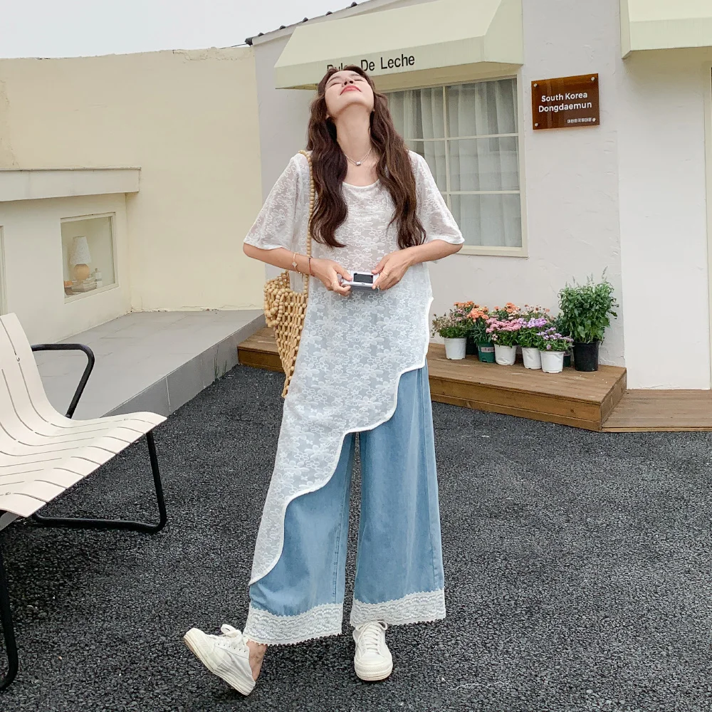 夏のレジャーに最適！レースのフリルブラウスとデニムパンツのセットコーデ