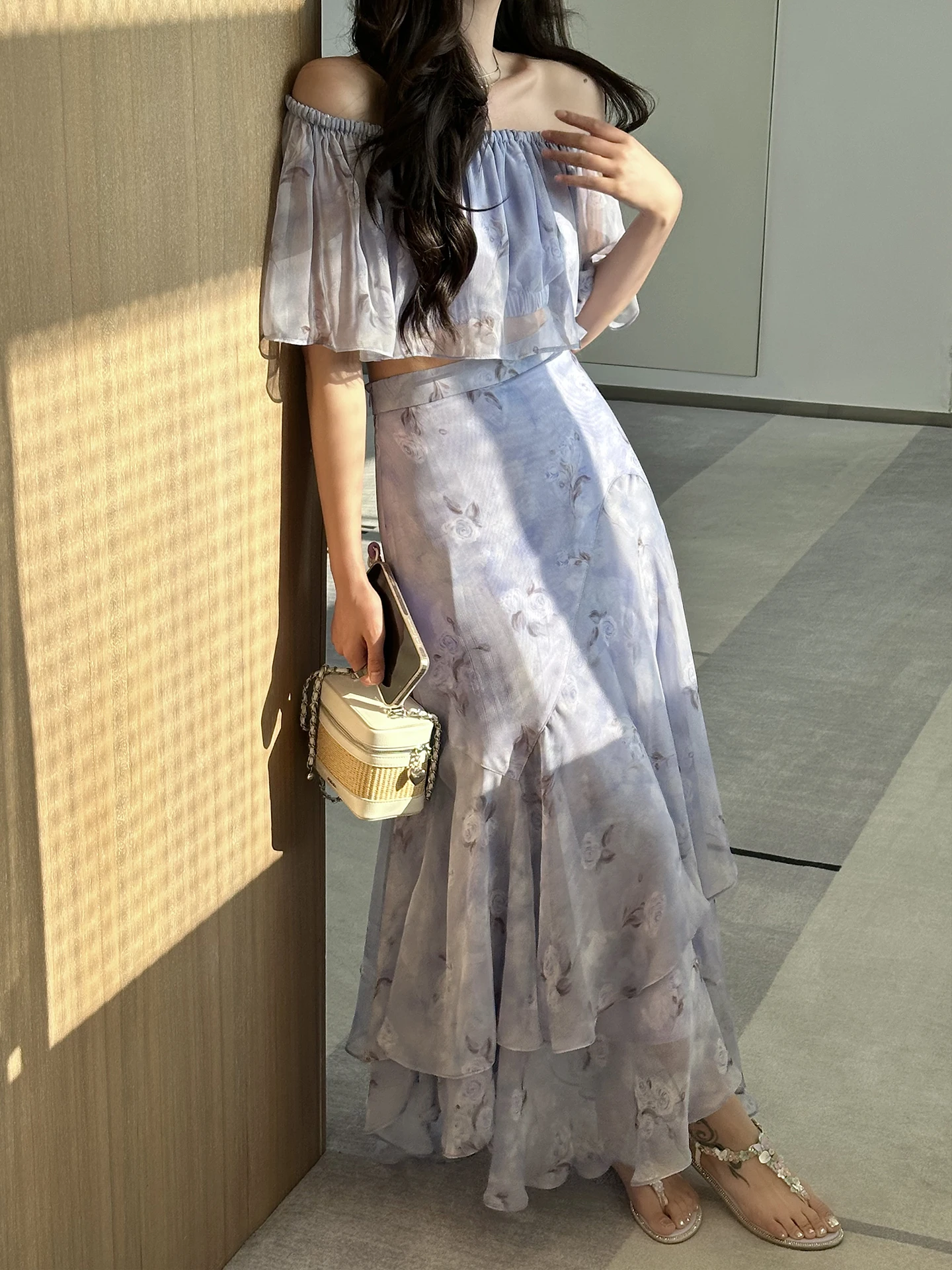 8月に着る服はどう選ぶ？紫のフラワープリントが夏の気分を救う理由