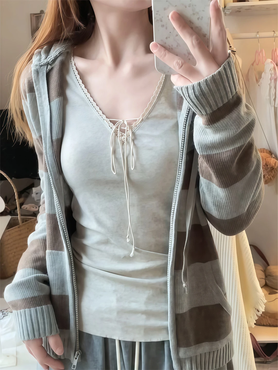 華やかなレース飾りのVネックリボン付き長袖Tシャツ【女性用・春向け・シルエットを美しく見せる】