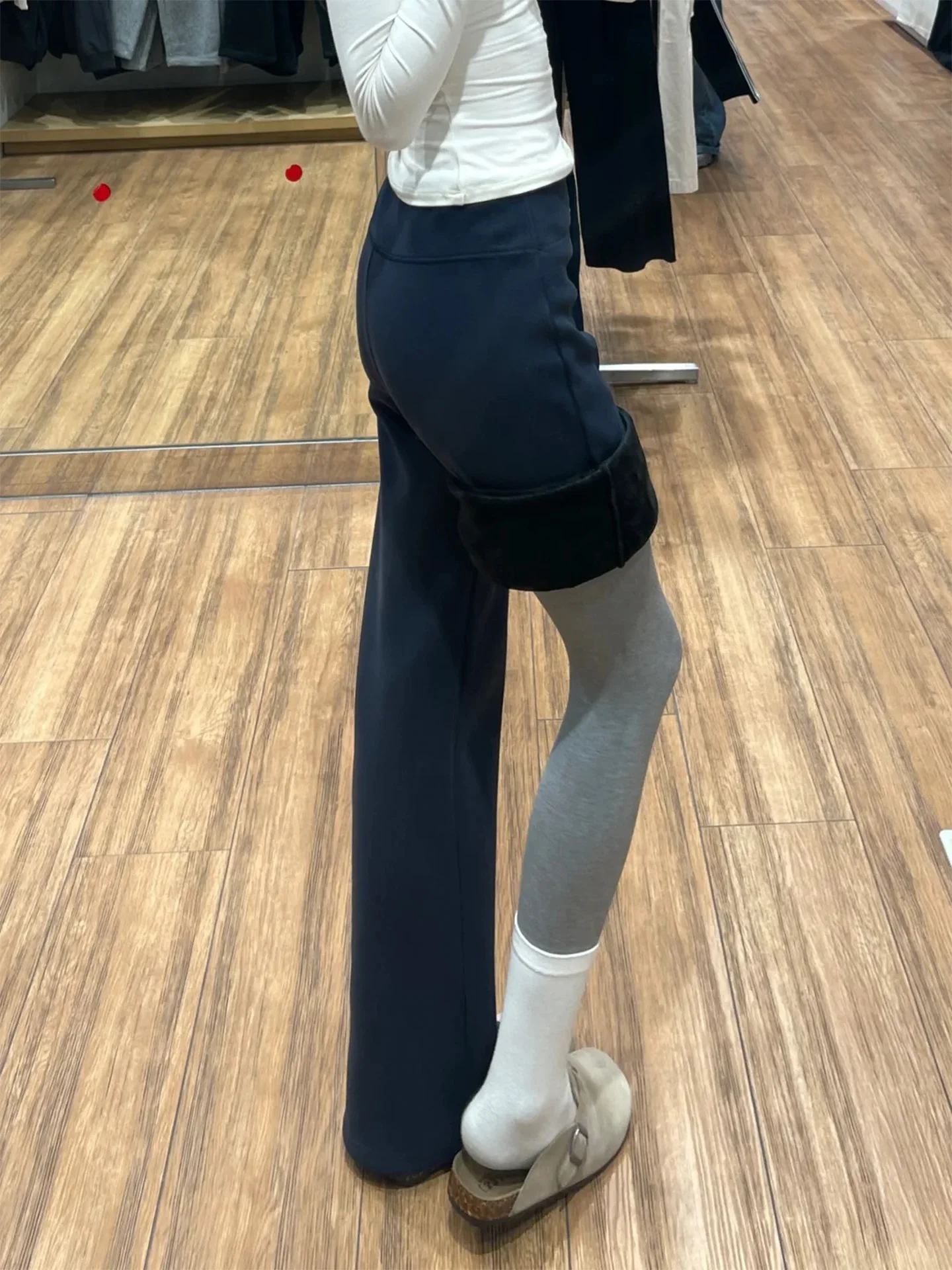 ウォーキングパンツはどんな素材で作られているか？裏起毛スポーツワイドパンツが解決する、通勤とレジャーの両立悩み