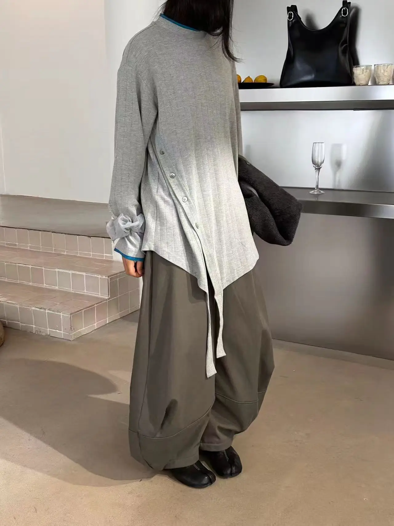 日式デザインの立体感あるパンツ：折り紙風フィットカジュアルスタイルの実用性と着用シーン