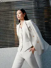 高級感のあるホワイトスーツ【個性的・クール・シャープなデザイン・女子会向け】（セットアップ対応）