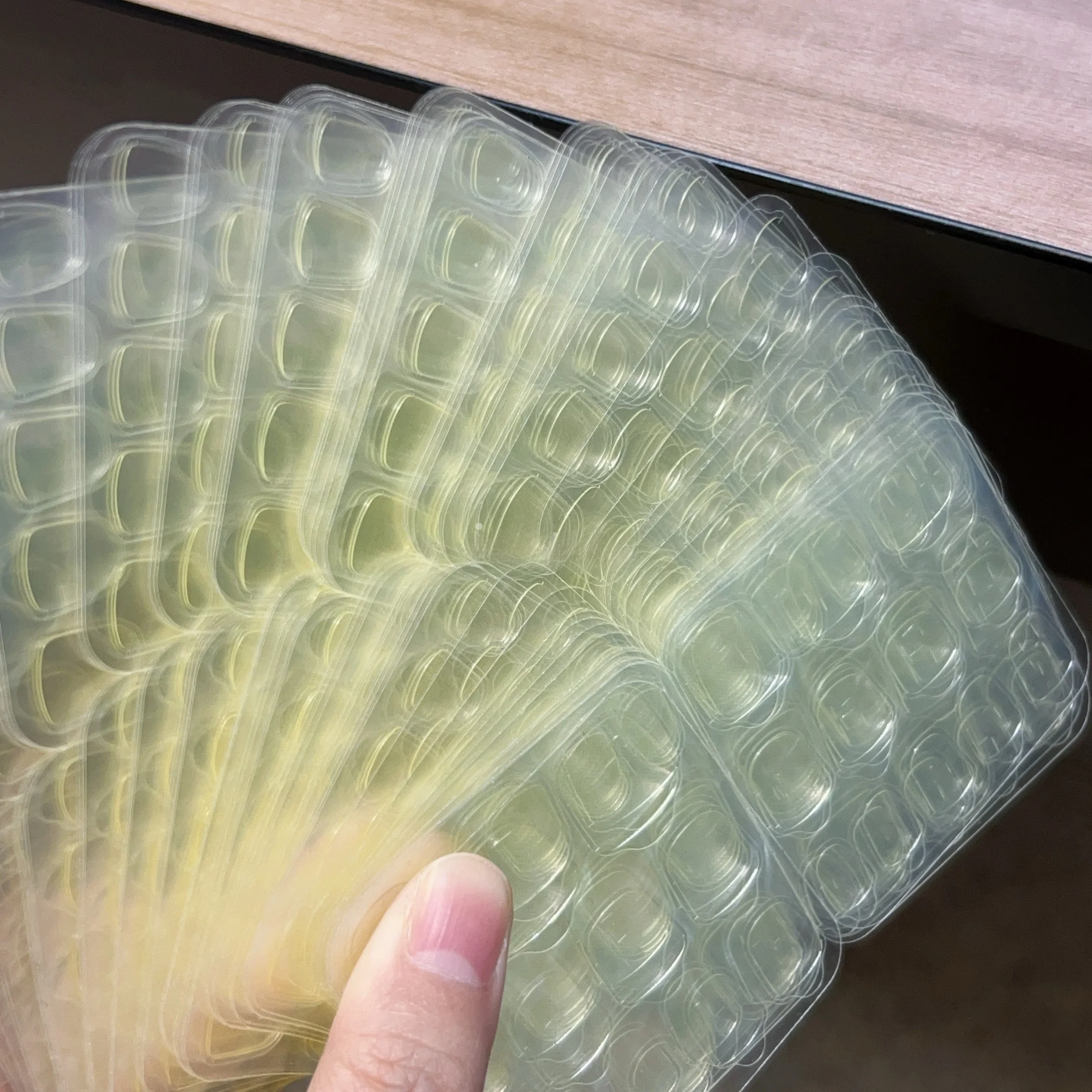 爪ひび割れに悩むあなたに、今すぐ使える「強力粘着ジェルシール」は？