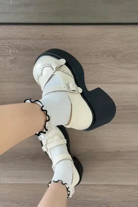 白色のレトロフレンチスタイル 低めヒール 浅口パンプス【夏用・柔らかいソール】（セットアップ対応）