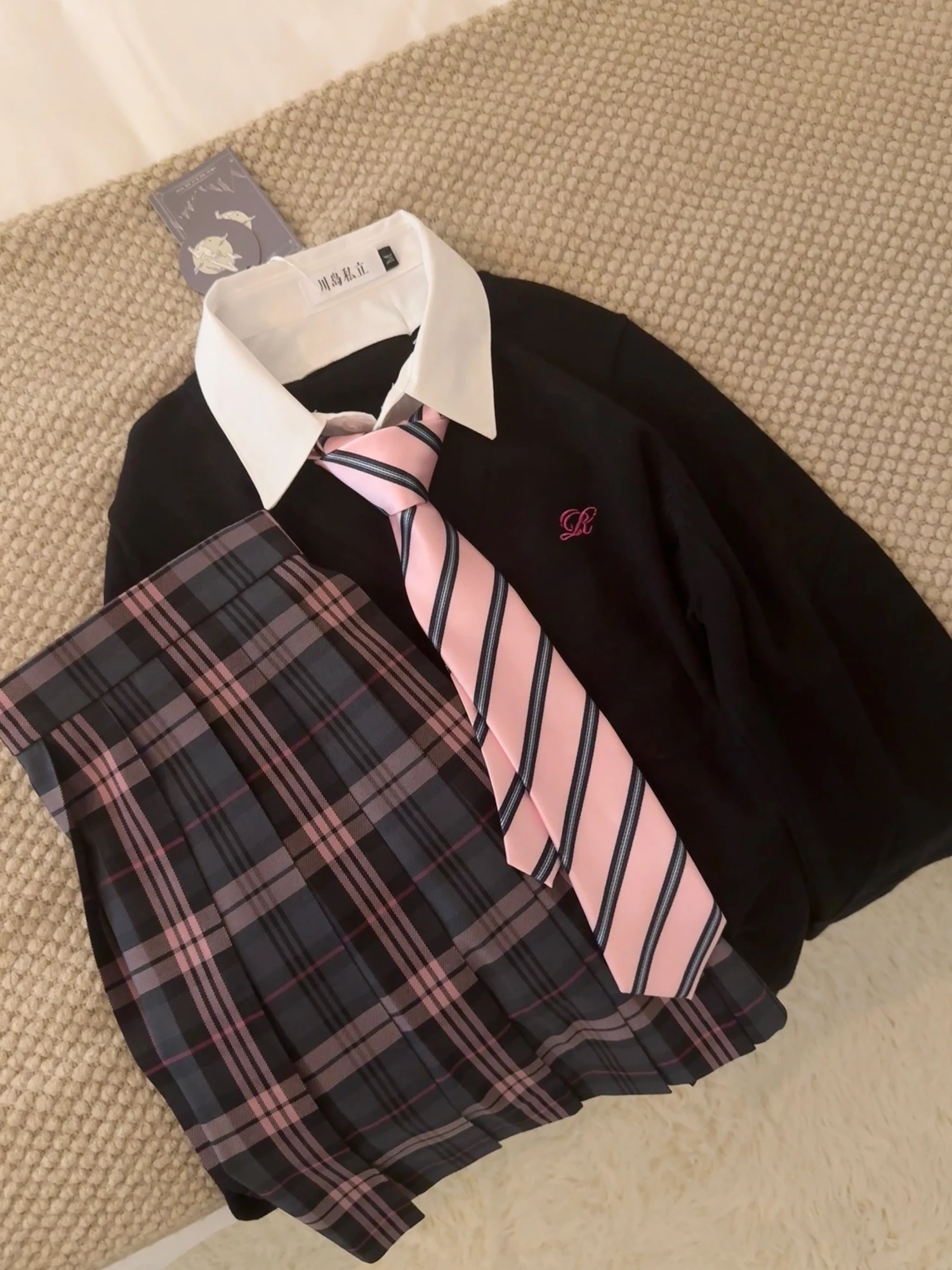 ネイビースーツ ネクタイ どうやって選ぶか？学校制服風ネクタイが通勤や写真にも活躍する理由