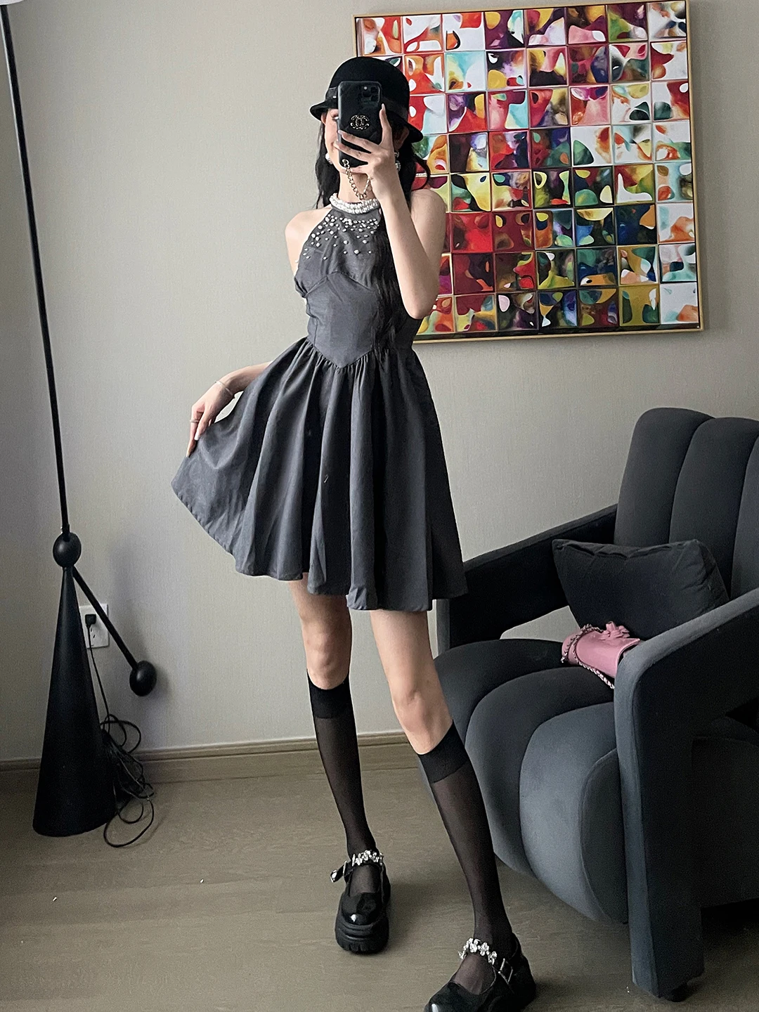 ChiclyNana セクシーオフショルダー ワンピース：フレンチスタイルとプリーツが特徴の夏用ショートワンピース