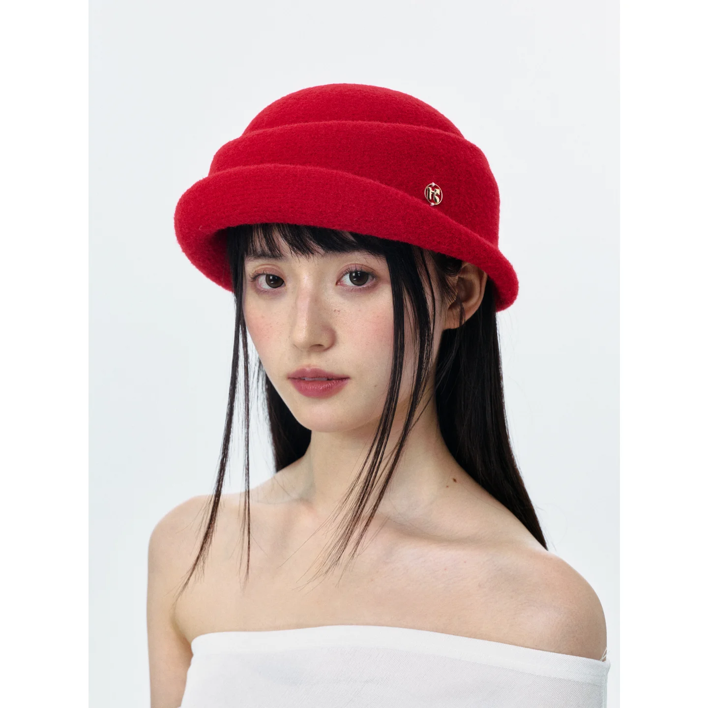 ショートカットに合う帽子はどんなもの？小顔に見  える効果も期待できる赤色ベレー帽の選び方