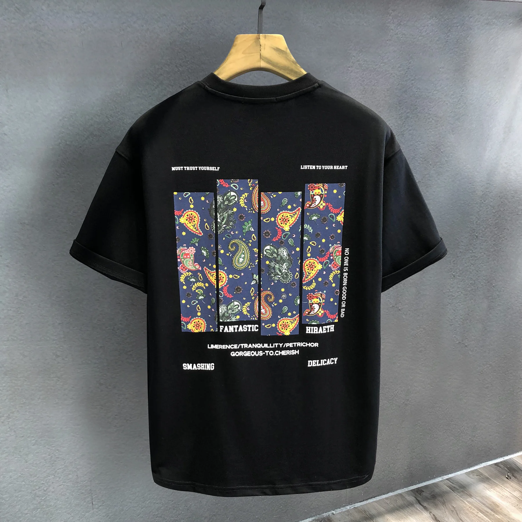 tシャツ 2枚重ねで失敗しない方法は？民族風レトロ織りTシャツが持つ、夏の通気性とスタイルの秘密