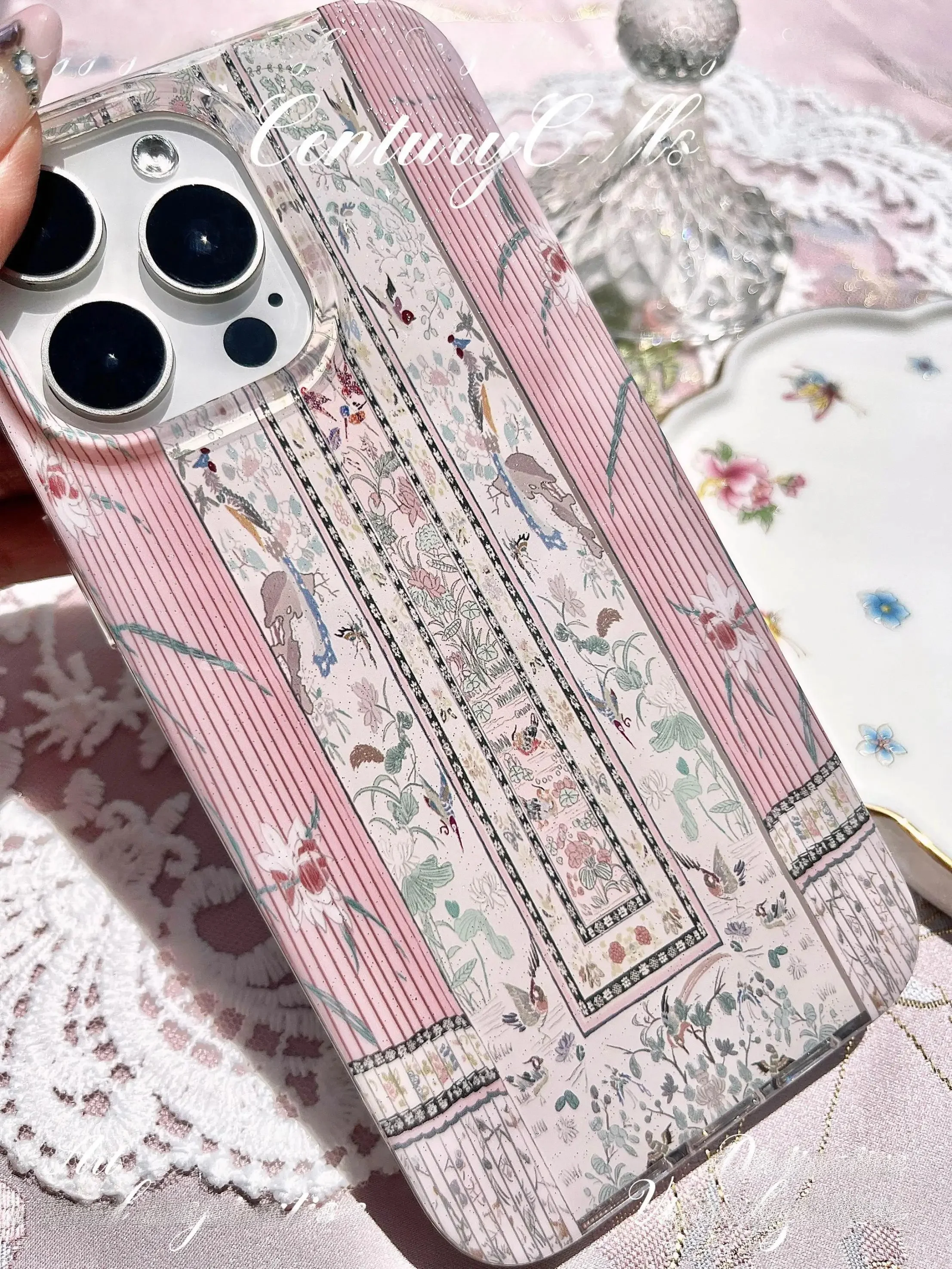 iPhone15 ケース おしゃれ どう選ぶ？花柄の二重構造ケースが通勤・デートで輝く理由