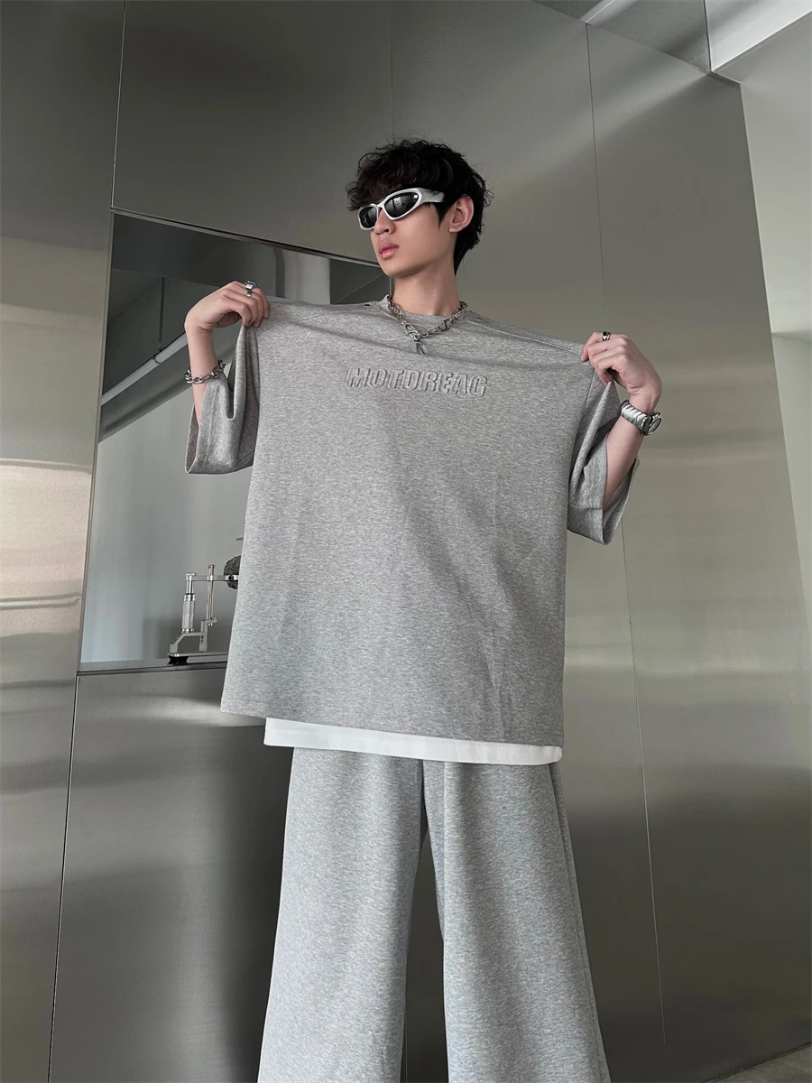 メンズ夏用カジュアルセット：立体ロゴ短袖とストレートパンツの実用性と季節別着こなし