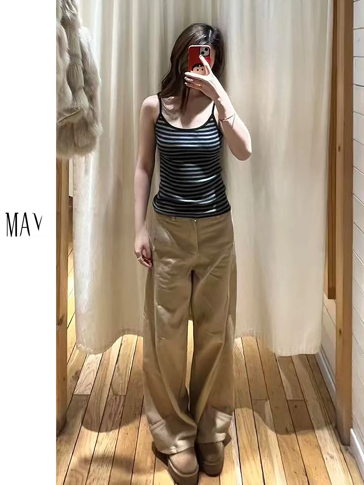 黒 デニム ワイド パンツを選ぶべきタイミングは？カキ色ワイドレッグデニムが春のスタイルを救う理由