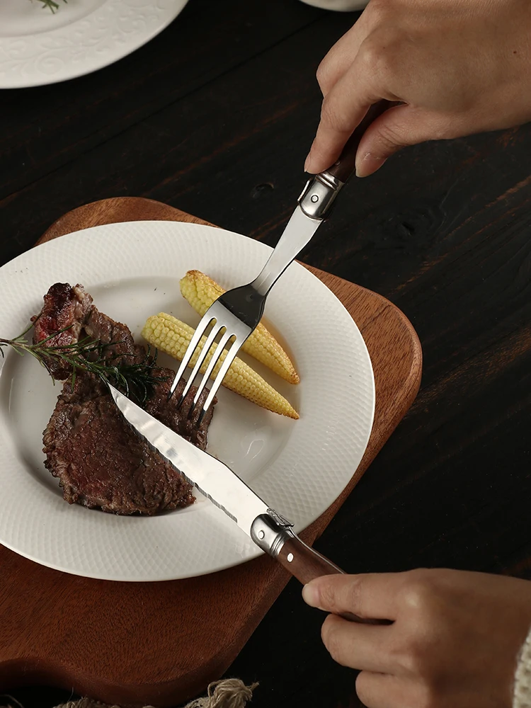 牛肉を切るとき、本当に大切なのは「包丁のデザイン」なのか？