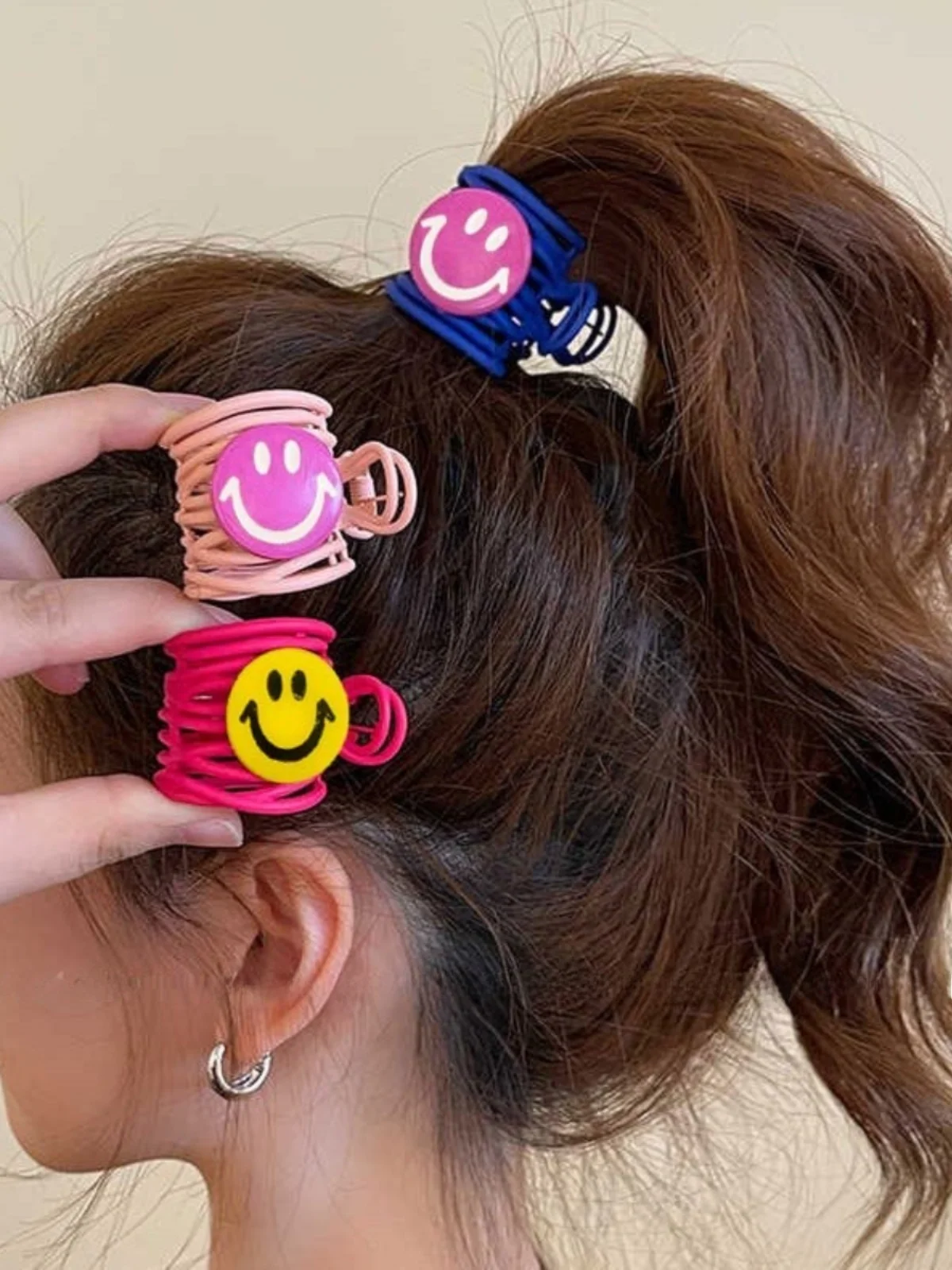 可愛い笑顔モチーフの高馬尾用ヘアクリップ：ショートボブやボブカットに合うインスタ風アクセント